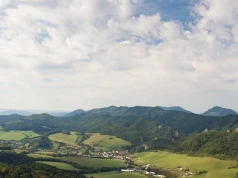Wygląda jak Dolomity, a leży znacznie bliżej. Jesienią szlak tonie w kolorach