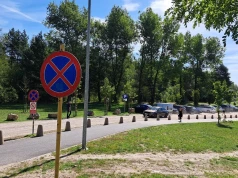 Sosina: Położyli kłody i zarobili więcej z opłat za parking. Mieszkańcy: Przyjeżdżamy na krótko, pospacerować. Nie chcemy płacić