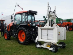 Zamiast oprysku światło UV. Kubota pokazała nietypową maszynę na Agro Show