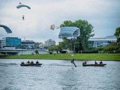 Spadochroniarze skoczyli do Wisły. Święto 6 Brygady (Galeria)
