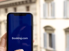 Zarezerwowali nocleg przez Booking.com. Na miejscu czekał... pub