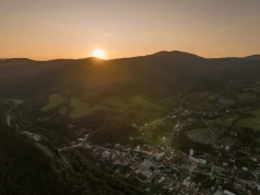 Byłe uzdrowisko z czasów Austro-Węgier rozkwitło. Nie brakuje tu atrakcji