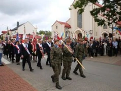XXXI Pielgrzymka Pracowników Przemysłu Zbrojeniowego i Lotniczego w Skarżysku. Wojskowa orkiestra, modlitwa i przemarsz ulicami miasta