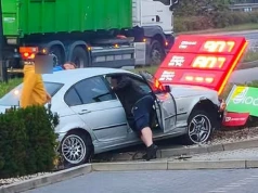 BMW wypadło z drogi, uderzyło w pylon stacji paliw. Kierowca był pijany, trafił do celi
