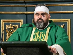 Dwa dni po ataku wrócił do opactwa. Ranny ksiądz stanął przy ołtarzu