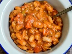 Fasolka po bretońsku bez mięsa. Lekki produkt dodaje jej dymnego smaku