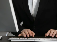 Wpuściliśmy AI do firm, a wciąż tkwimy w pętli „kopiuj-wklej”. To nasz słaby punkt
