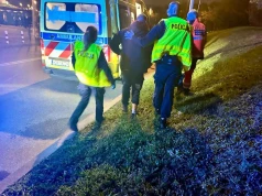 Policjanci pomogli rannemu mężczyźnie na Stadionie Narodowym