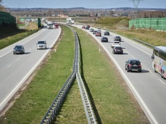 Widzisz "FV" na samochodzie? Jego kierowcę obowiązują inne zasady prędkości