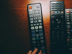 Do czego służą kolorowe przyciski na pilocie do TV? Mało kto wie