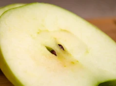 Pestki z tego owocu włóż do portfela. Mają działać jak magnes na pieniądze