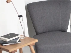 Eleganckie krzesła do salonu odmienią wystrój. Ten kolor robi z salonu wnętrze jak z luksusowego hotelu