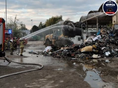 Pożar śmieci w hali na warszawskiej Białołęce