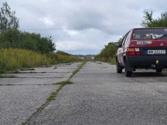Kiedyś przebiegała tędy niemiecka autostrada. Dzisiaj można tędy dojechać tylko na pobliskie pole