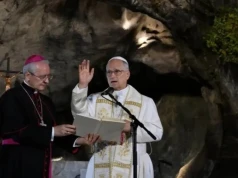 Tłumy wiernych na błoniach sanktuarium w Lourdes. Mszę odprawi papież Leon XIV
