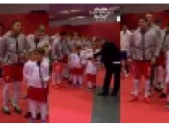 Kulesza "podmienił" dziecko wchodzące z Lewandowskim na murawę