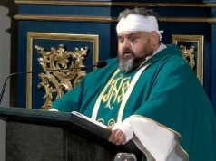 Ranny ksiądz stanął przy ołtarzu. Jego słowa po ataku poruszają. „Wybaczamy”