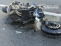 Wypadek motocyklisty przy Złotych Tarasach. Trzy pasy są zablokowane