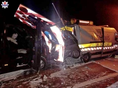Nocny wypadek na S17. Trzy pasażerki busa trafiły do szpitala