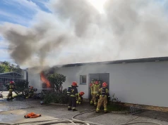 Pożar hali w Krakowie. W środku składowane są łatwopalne środki