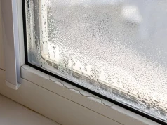 Okna rano są mokre? Zrób 6 rzeczy, zanim pleśń pojawi się w rogach mieszkania