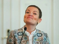 Minister kultury na pokazie mody. Cienkowska tłumaczy się z występu. W tle - publiczna kasa
