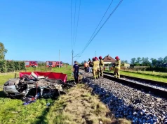 Osobówka wjechała pod pociąg, w środku dwie młode osoby