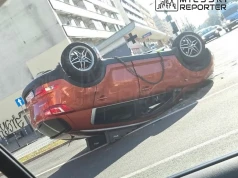 Wypadek na Ochocie — auto dachowało. Jedna osoba trafiła do szpitala