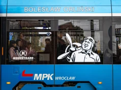 Legendarny pilot „wozi” już pasażerów tramwaju po Wrocławiu