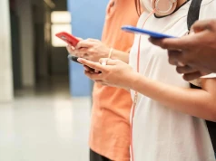 Szafki na telefony w szkole. Jak uporządkować przechowywanie smartfonów uczniów?