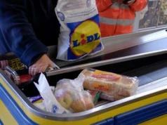 Zamykają kasy i odsyłają do samoobsługi. "Nie ma ludzi do pracy"