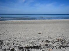 Bałtyk wyrzucił substancję ropopochodną na polskie plaże. "Mamy pewne podejrzenia"