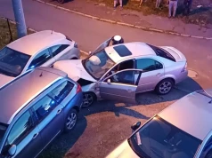 Policyjny pościg ulicami Jeleniej Góry. W akcji kilka radiowozów.