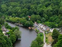 Wioska znana z serialu na sprzedaż. Rzeka, piękne widoki i centrum rekreacji
