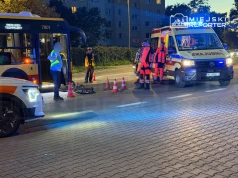 Dwa potrącenia rowerzystów na jednej ulicy na Bemowie. Pijany wjechał pod autobus, drugi pod auto