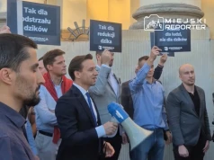 Spór o dziki w Warszawie. Protest i kontrmanifestacja na placu Bankowym