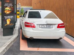 Koniec krzyczenia do głośnika w drive-thru. Mercedes ma inny pomysł