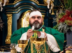 Ranny ksiądz wrócił do ołtarza. „Nie wińcie narodu”