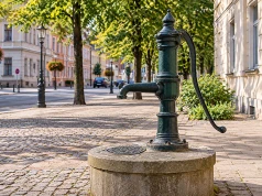 Woda na wagę złota w dobie zagrożeń. Czy inwestycja w małe studnie i ogólnodostępne pompy ma sens?