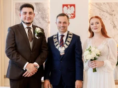 Wójt udzielił pierwszego ślubu w odnowionej sali Urzędu Stanu Cywilnego w Strzałkowie