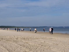 Wielu turystów wybiera jesienny wypoczynek nad morzem