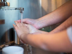 Pies tylko musnął zębami, kot zostawił ślad wielkości główki od szpilki. To ta druga rana częściej kończy się w szpitalu