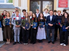 Maciej Dobbek i 15 innych uczniów z nagrodami. Zarząd powiatu docenił olimpijczyków