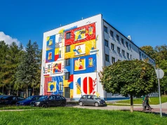 Nowy mural na Kortowie to prawdziwa "bomba energetyczna". Mocne kolory dzieła dopełniają intensywną zieleń na kampusie