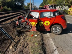 Czołowe zderzenie na Czołowej. Ulica zablokowana, dwie osoby w szpitalu