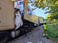 Hamowanie przed małym skrzyżowaniem: 28-latek zakleszczony we wraku Scanii