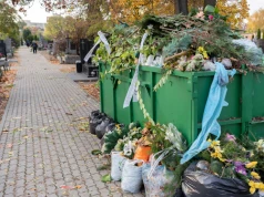 Weszły zmiany na cmentarzach. Znicze, szkło i plastik trafią gdzie indziej
