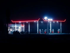 Ile pieniędzy miałbyś dziś, gdybyś kupował akcje Orlenu zamiast hot dogów na stacji? Możesz to policzyć