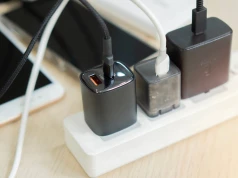Ładowarka działa, a bateria rośnie w ślimaczym tempie? Sprawdź to miejsce w telefonie