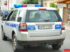 Złamał dwa sądowe zakazy prowadzenia pojazdów, był poszukiwany i miał narkotyki